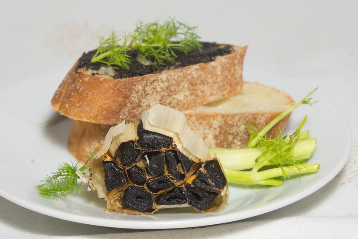 Bruschetta-mit-schwarzem-Knoblauch Bruschetta-mit-schwarzem-Knoblauch