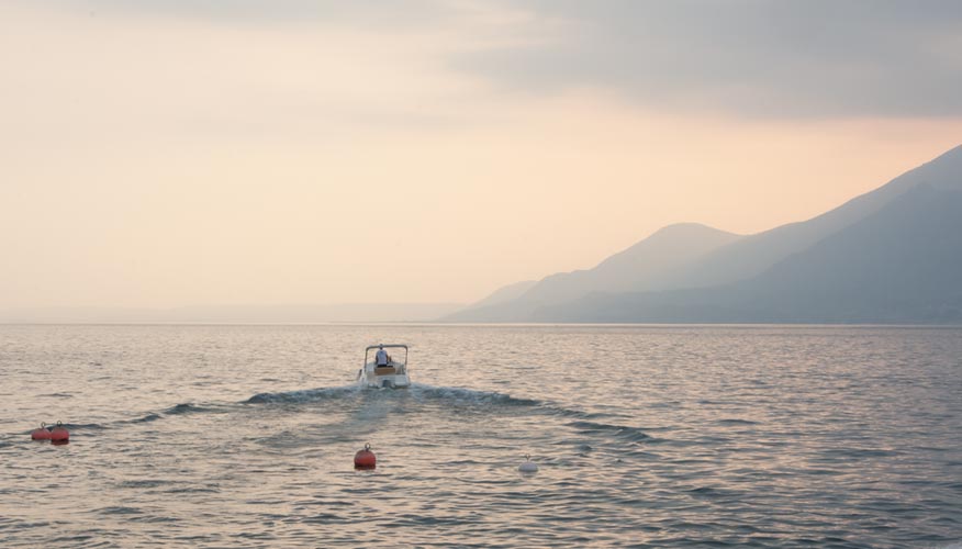 Gardasee-Boot-im-Sonnenuntergang