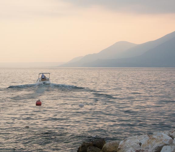 Gardasee-Boot-im-Sonnenuntergang Gardasee-Boot-im-Sonnenuntergang