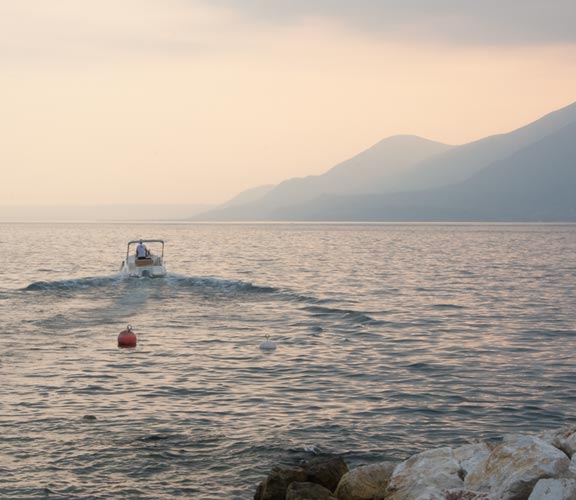 Gardasee-Boot-im-Sonnenuntergang