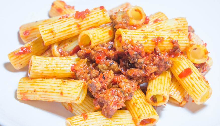 Rigatoni-mit-Paprika-und-Salsiccia