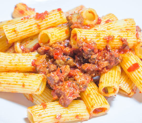 Rigatoni-mit-Paprika-und-Salsiccia Rigatoni-mit-Paprika-und-Salsiccia