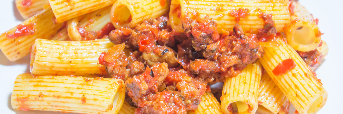 Rigatoni-mit-Paprika-und-Salsiccia Rigatoni-mit-Paprika-und-Salsiccia