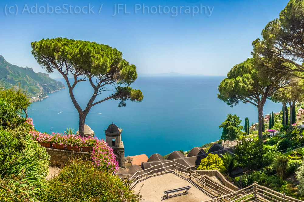 Amalfikueste-Blick-von-Ravello-auf-das-Meer