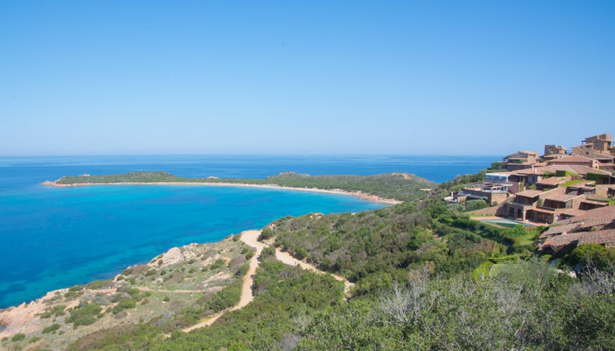 Ferienunterkuenfte-Sardinien Ferienhaussiedlung-mit-Blick-aufs-Meer