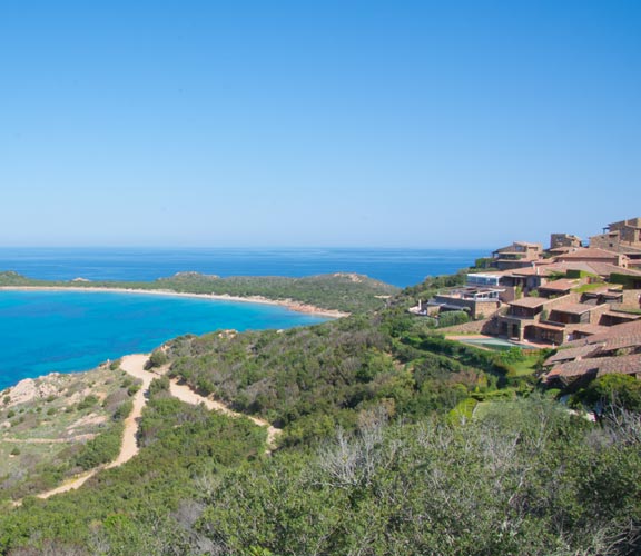 Ferienunterkuenfte-Sardinien Ferienhaussiedlung-mit-Blick-aufs-Meer