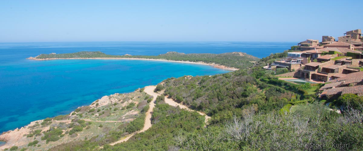 Ferienunterkuenfte-Sardinien Ferienhaussiedlung-mit-Blick-aufs-Meer