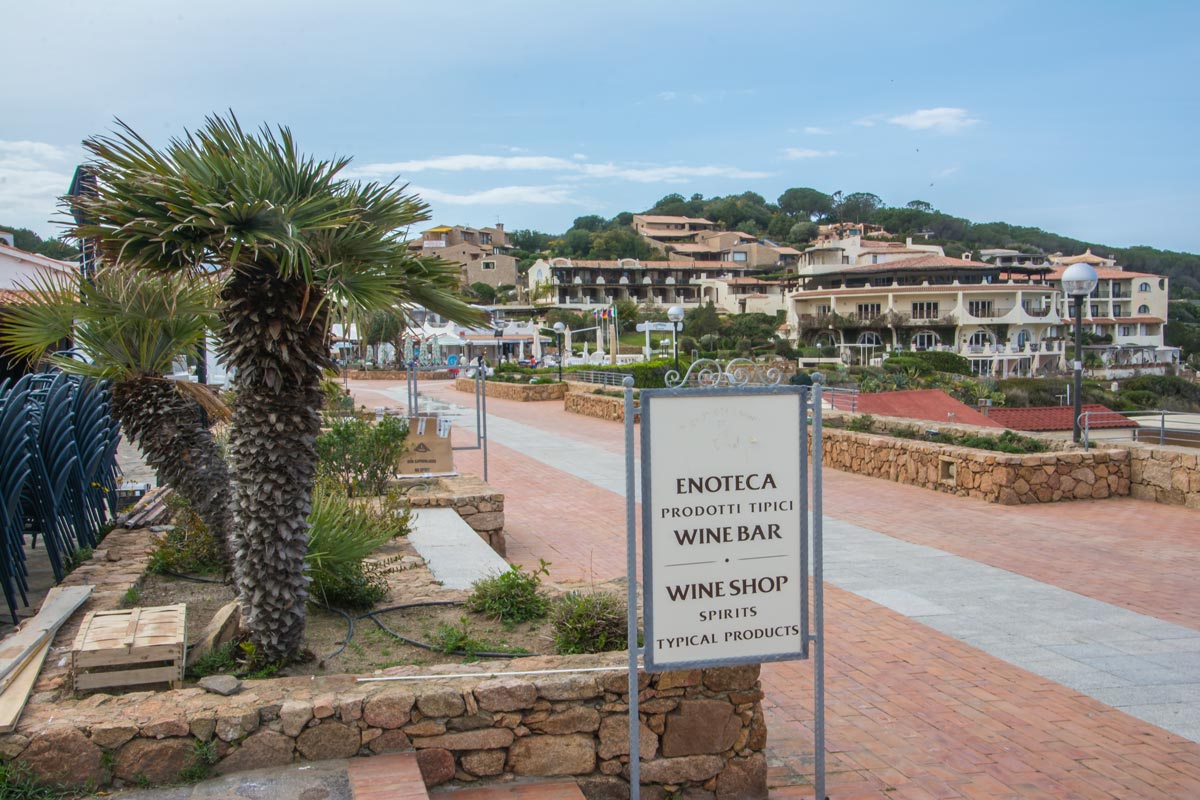 Baia-Sardinia-Strandpromenade