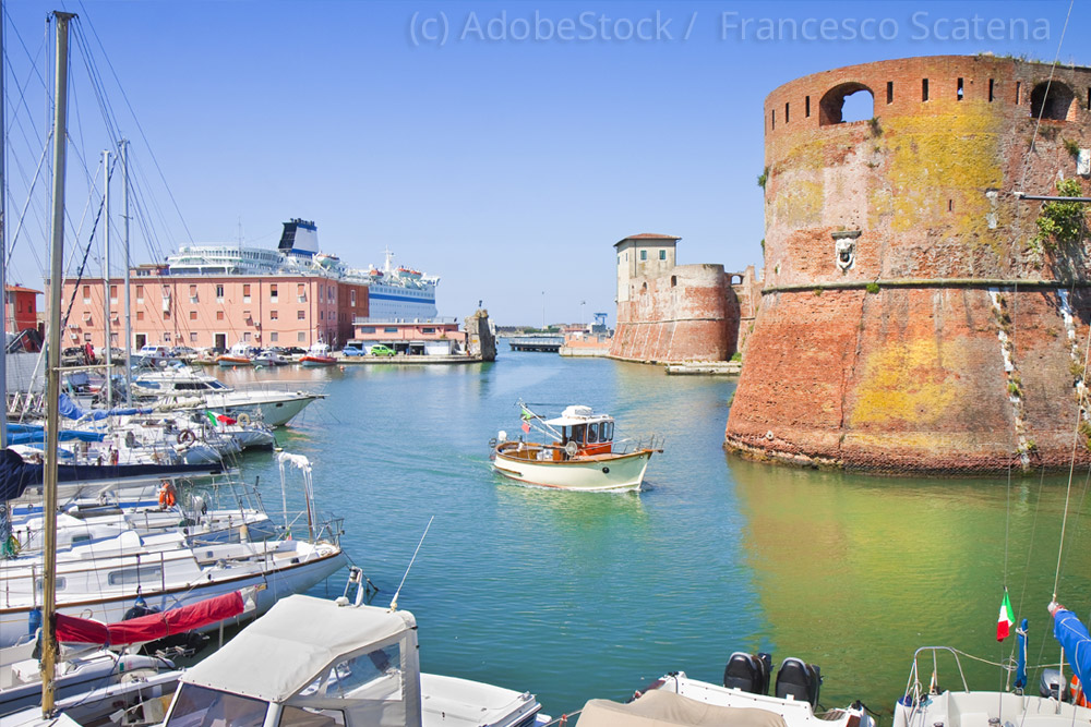 Livorno-Fortezza Livorno-Blick-auf-Festungsmauern-über-das-Wasser