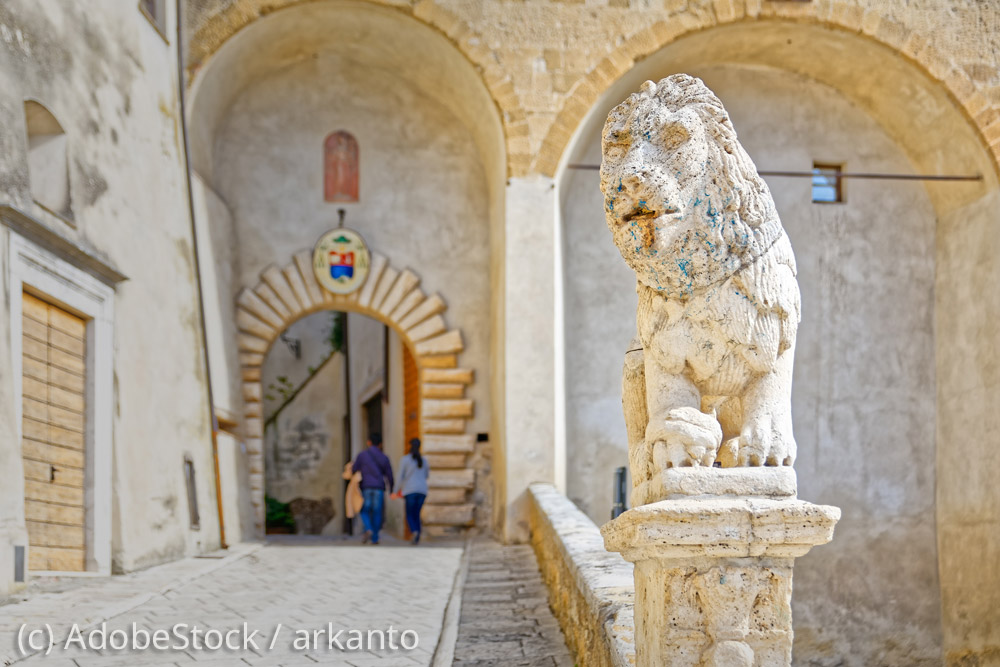 Portal-Palazzo-Orsini-in-Pitigliano