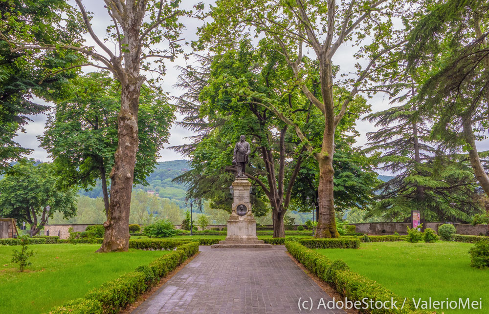 Città-di-Castello-Park Città-di-Castello-Parkanlage-mit-Statue