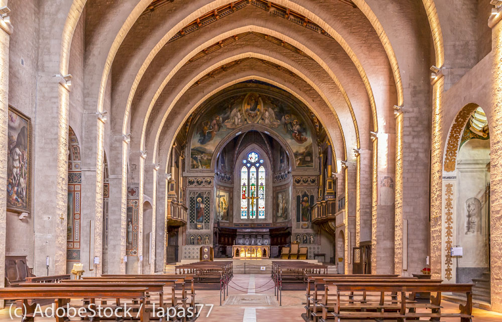 Gubbio-Kathedrale Gubbio-Kathedrale-Innenraum-mit-Altar