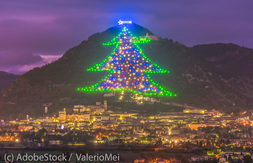 Gubbio-Berg-Monte-Ingino-mit-Weihnachtsbaum