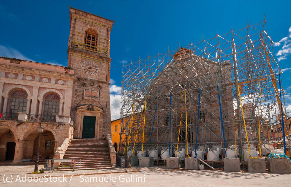 Norcia-nach-Erdbeben Zentrum-Norcia-mit-Geruest
