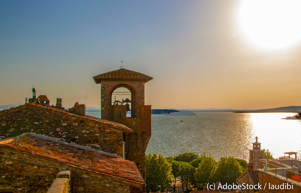 Passignano-sul-Trasimeno Passignano-Blick-über-Kirche-auf-See