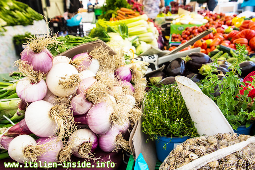 Marktstand-mit-Gemüse