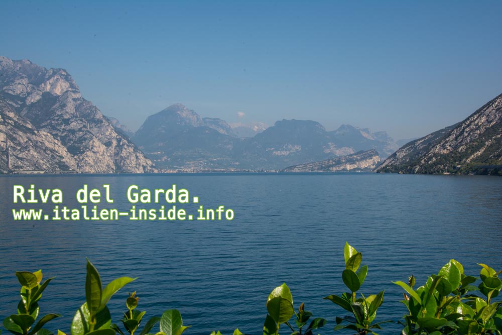 Blick-auf-Riva-del-Garda-ueber-den-Gardasee