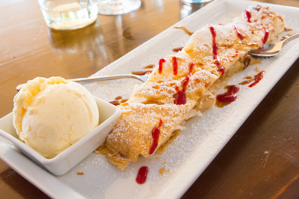Spezialitaeten-Suedtirol-Apfelstrudel Spezialitaeten-Suedtirol-Apfelstrudel