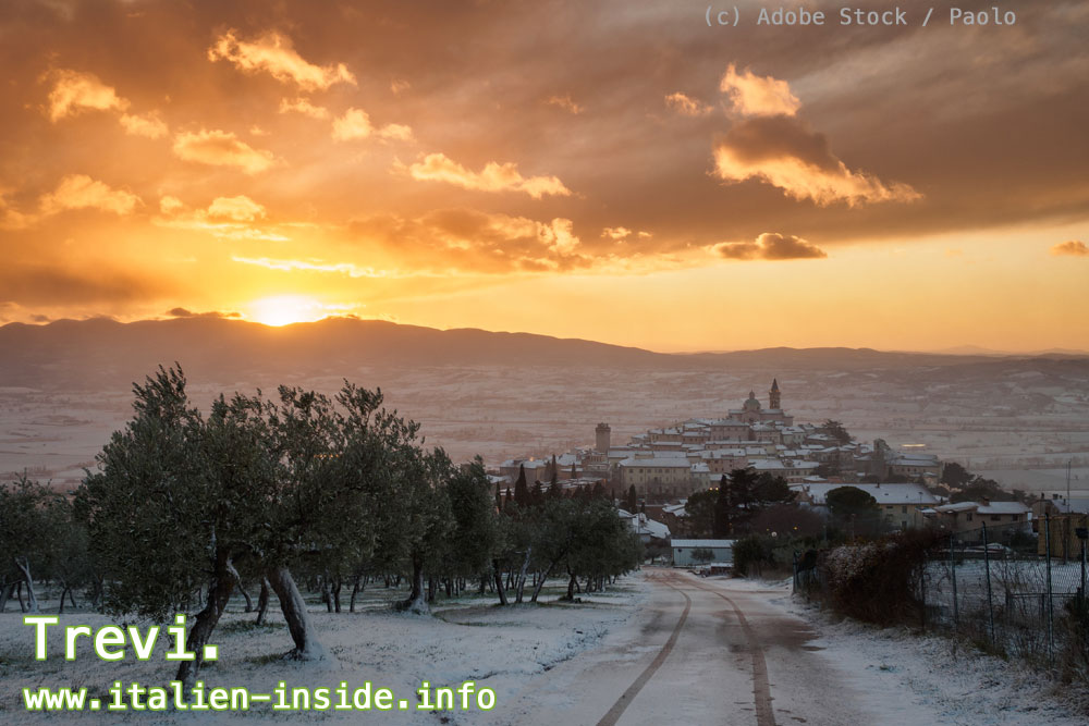 Umbrien-Dorf-und-Berge-im-Schnee