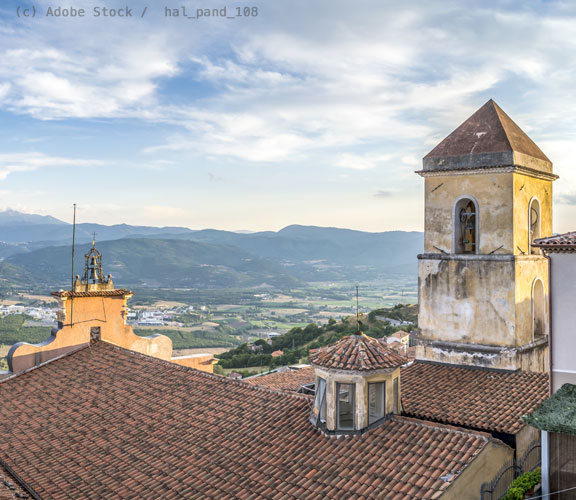 Blick-von-Viggiano-mit-Kirchturm